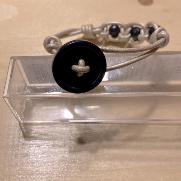 Leather and pearl bracelet. The leather is silver and potato pearls are blue-ish - Picture 2 of 3